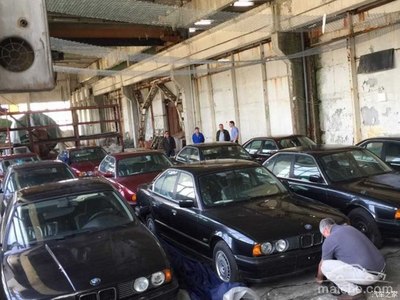 保加利亚一仓库发现11辆90年代5系新车